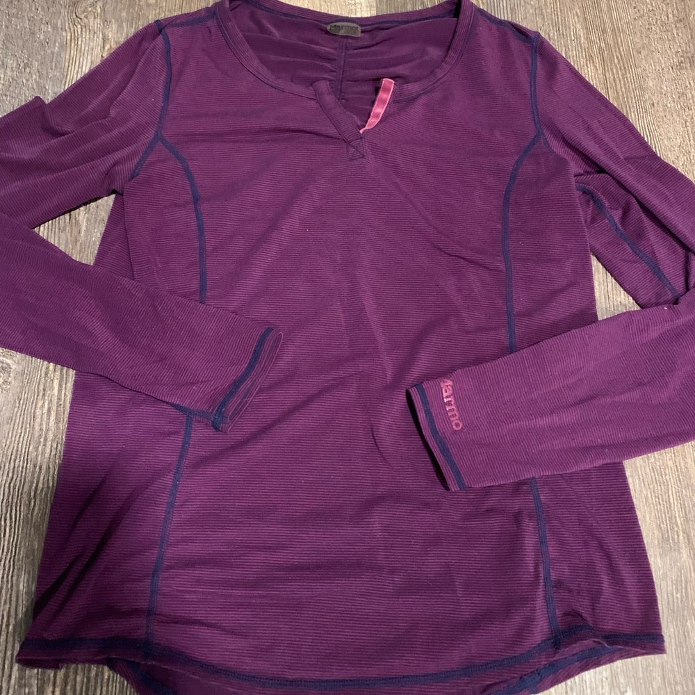 Marmot Women’s purple fitted long sleeve shirt